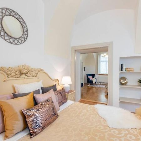 Rose Apartments / Romantic & Cozy / City Center Прага Екстериор снимка