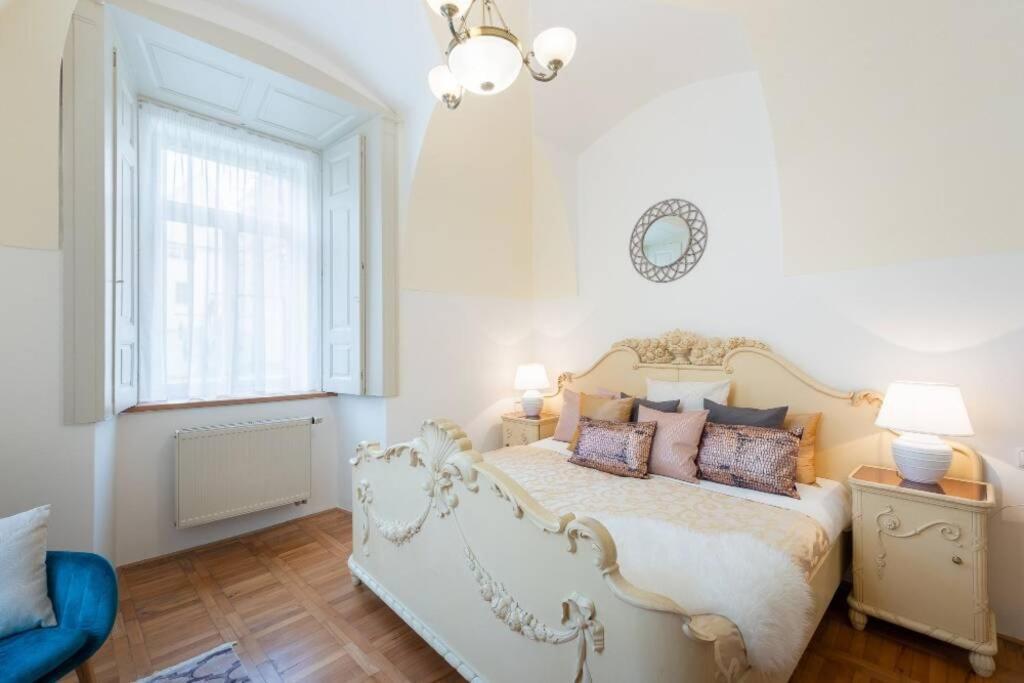 Rose Apartments / Romantic & Cozy / City Center Прага Екстериор снимка