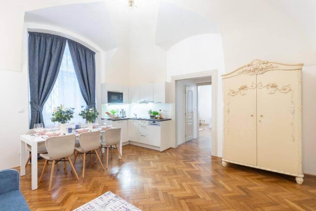 Rose Apartments / Romantic & Cozy / City Center Прага Екстериор снимка