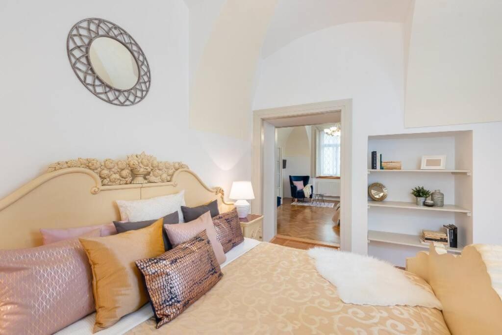Rose Apartments / Romantic & Cozy / City Center Прага Екстериор снимка