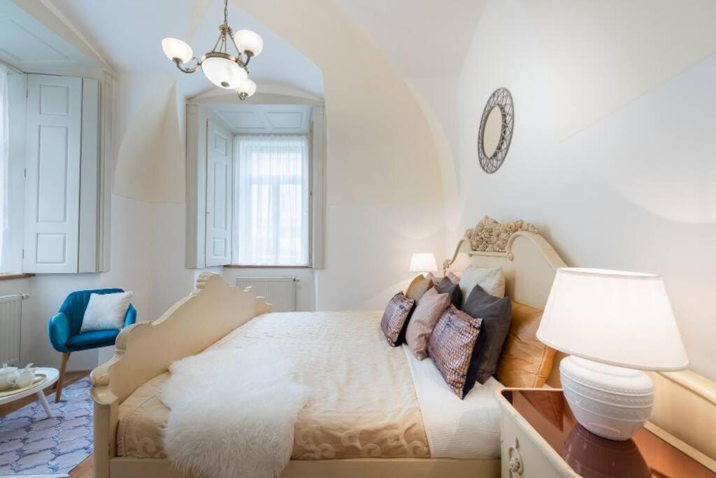 Rose Apartments / Romantic & Cozy / City Center Прага Екстериор снимка