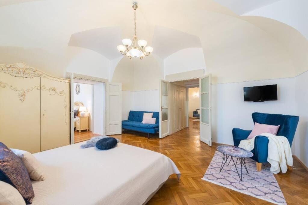 Rose Apartments / Romantic & Cozy / City Center Прага Екстериор снимка