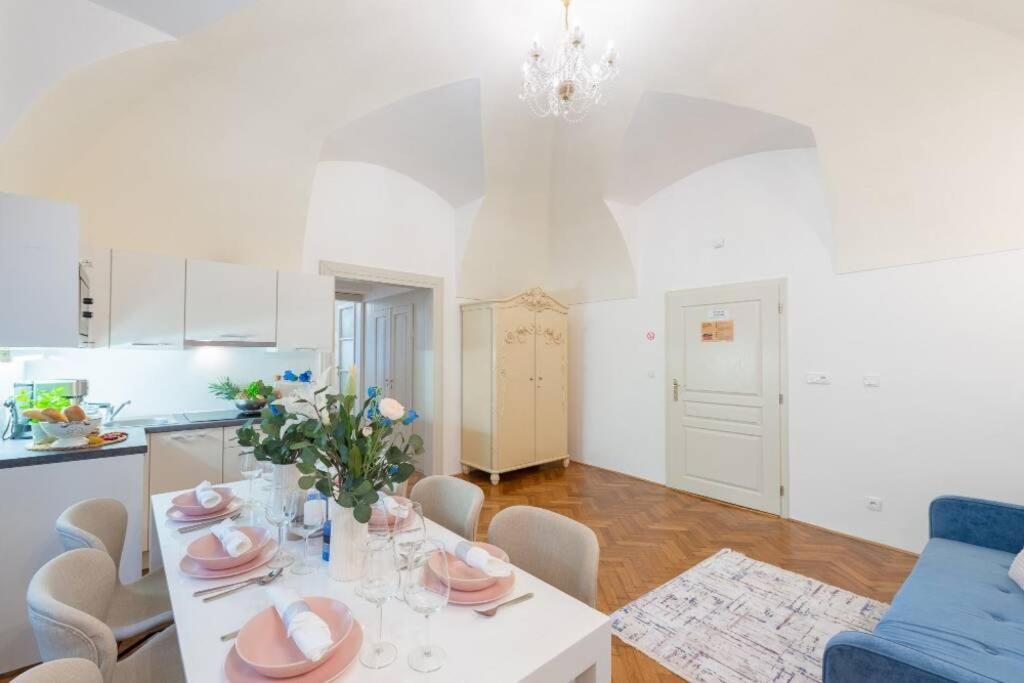 Rose Apartments / Romantic & Cozy / City Center Прага Екстериор снимка