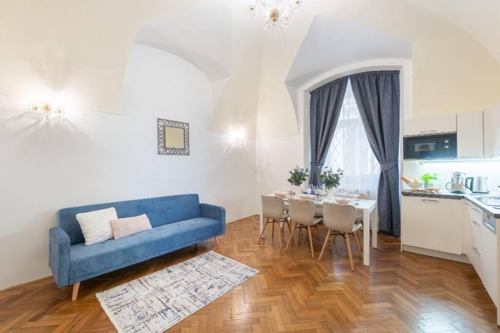 Rose Apartments / Romantic & Cozy / City Center Прага Екстериор снимка