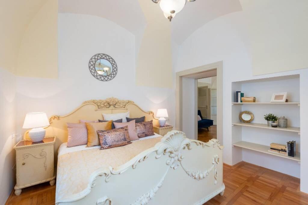 Rose Apartments / Romantic & Cozy / City Center Прага Екстериор снимка