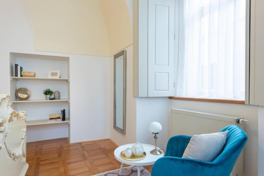 Rose Apartments / Romantic & Cozy / City Center Прага Екстериор снимка