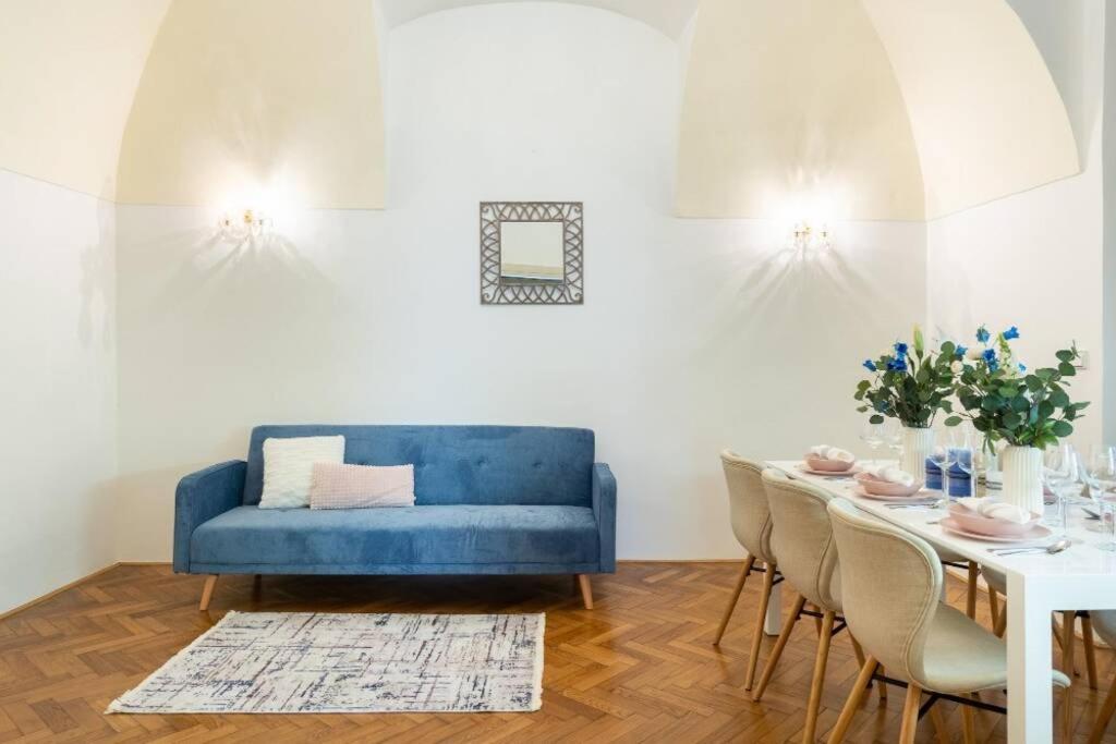 Rose Apartments / Romantic & Cozy / City Center Прага Екстериор снимка