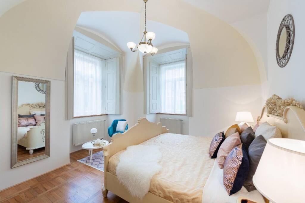 Rose Apartments / Romantic & Cozy / City Center Прага Екстериор снимка