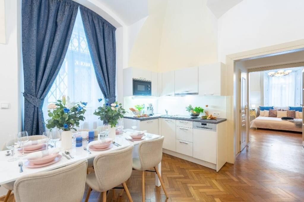 Rose Apartments / Romantic & Cozy / City Center Прага Екстериор снимка