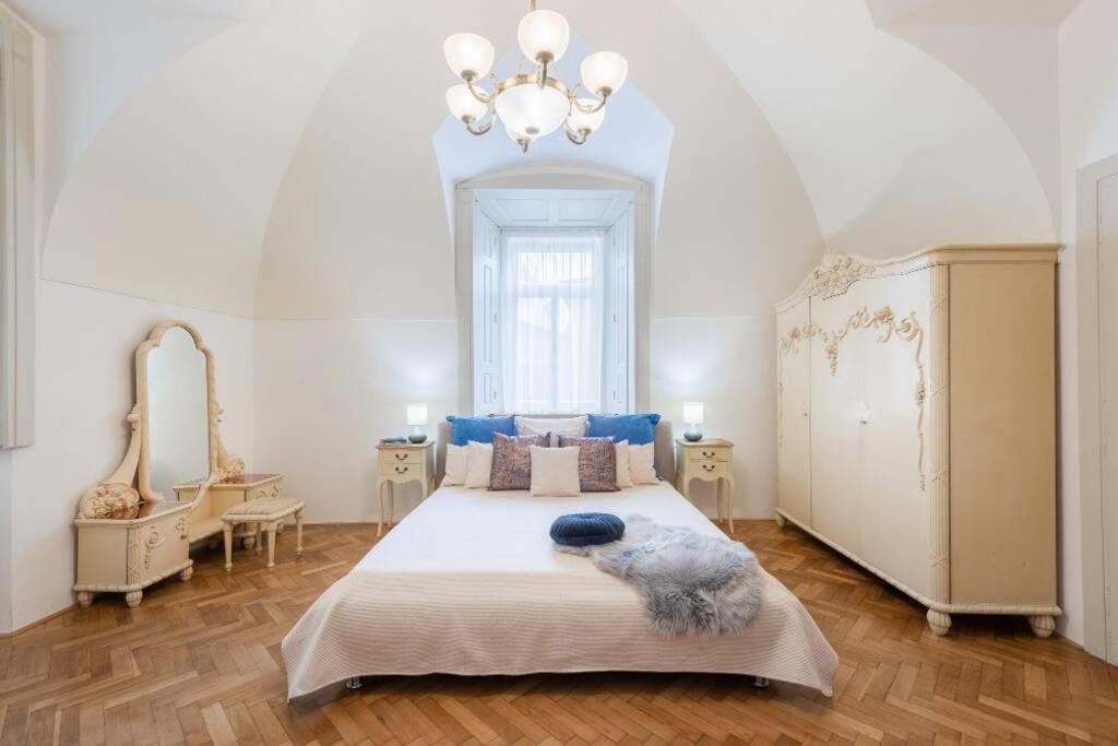Rose Apartments / Romantic & Cozy / City Center Прага Екстериор снимка