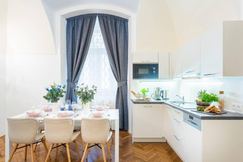 Rose Apartments / Romantic & Cozy / City Center Прага Екстериор снимка