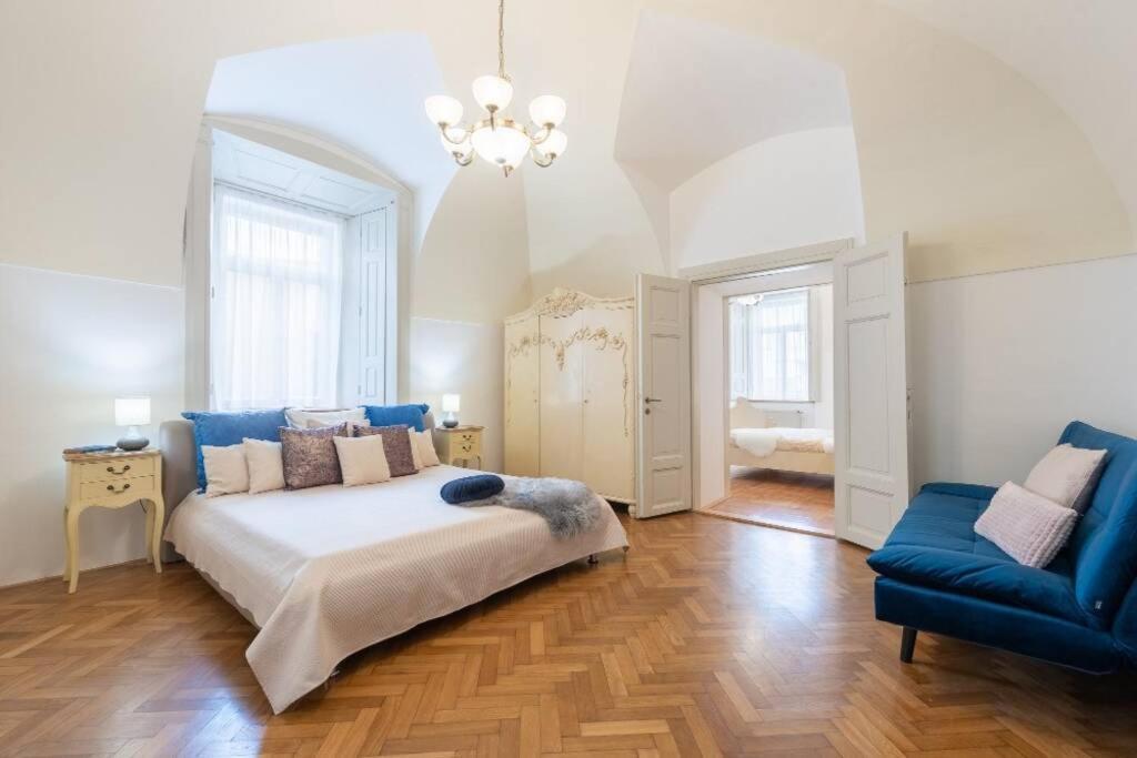 Rose Apartments / Romantic & Cozy / City Center Прага Екстериор снимка