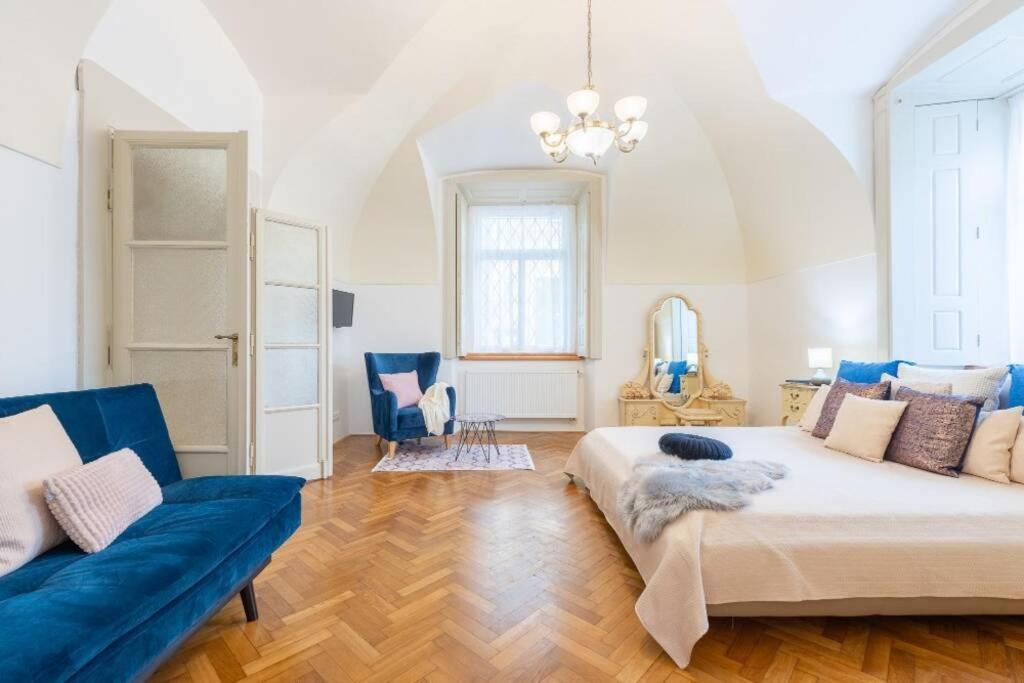 Rose Apartments / Romantic & Cozy / City Center Прага Екстериор снимка