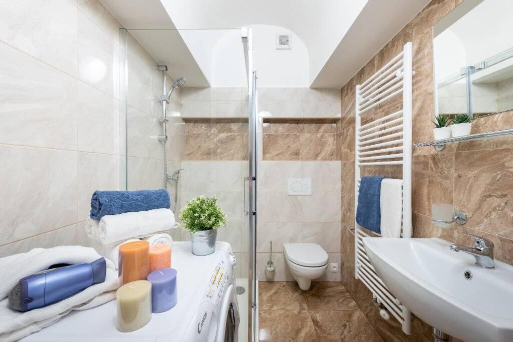 Rose Apartments / Romantic & Cozy / City Center Прага Екстериор снимка