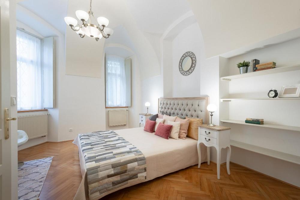 Rose Apartments / Romantic & Cozy / City Center Прага Екстериор снимка