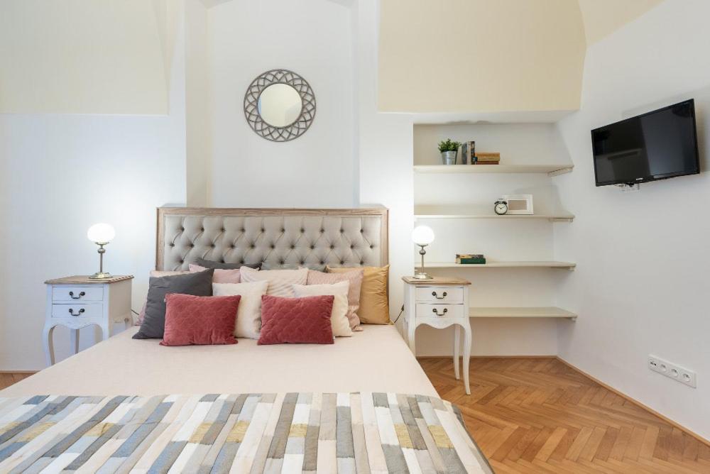 Rose Apartments / Romantic & Cozy / City Center Прага Екстериор снимка