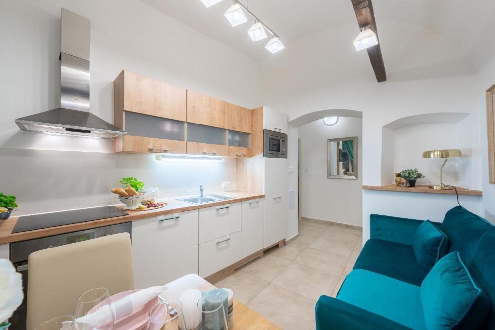 Rose Apartments / Romantic & Cozy / City Center Прага Екстериор снимка