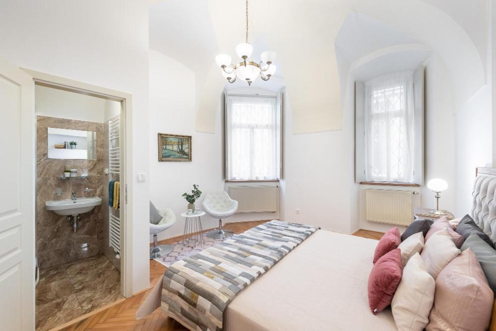 Rose Apartments / Romantic & Cozy / City Center Прага Екстериор снимка