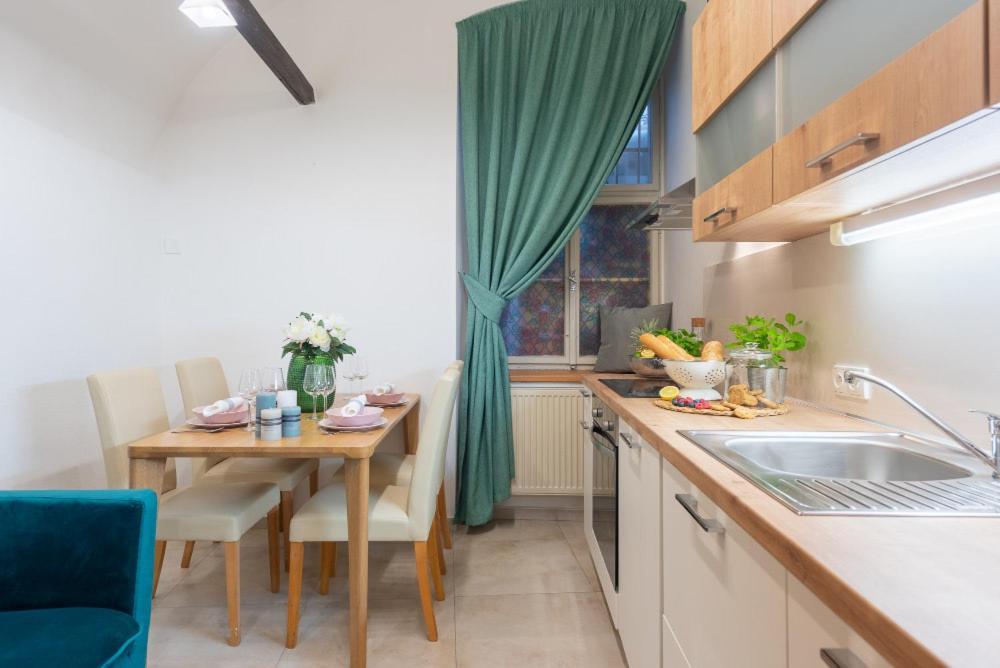Rose Apartments / Romantic & Cozy / City Center Прага Екстериор снимка