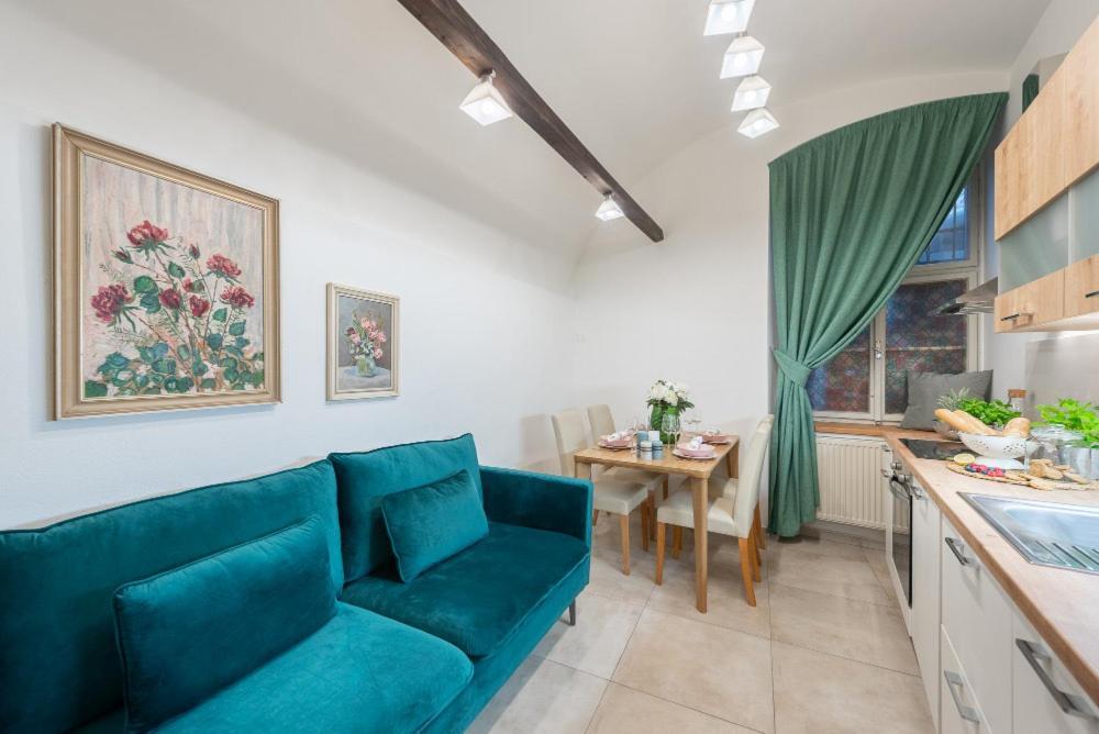 Rose Apartments / Romantic & Cozy / City Center Прага Екстериор снимка