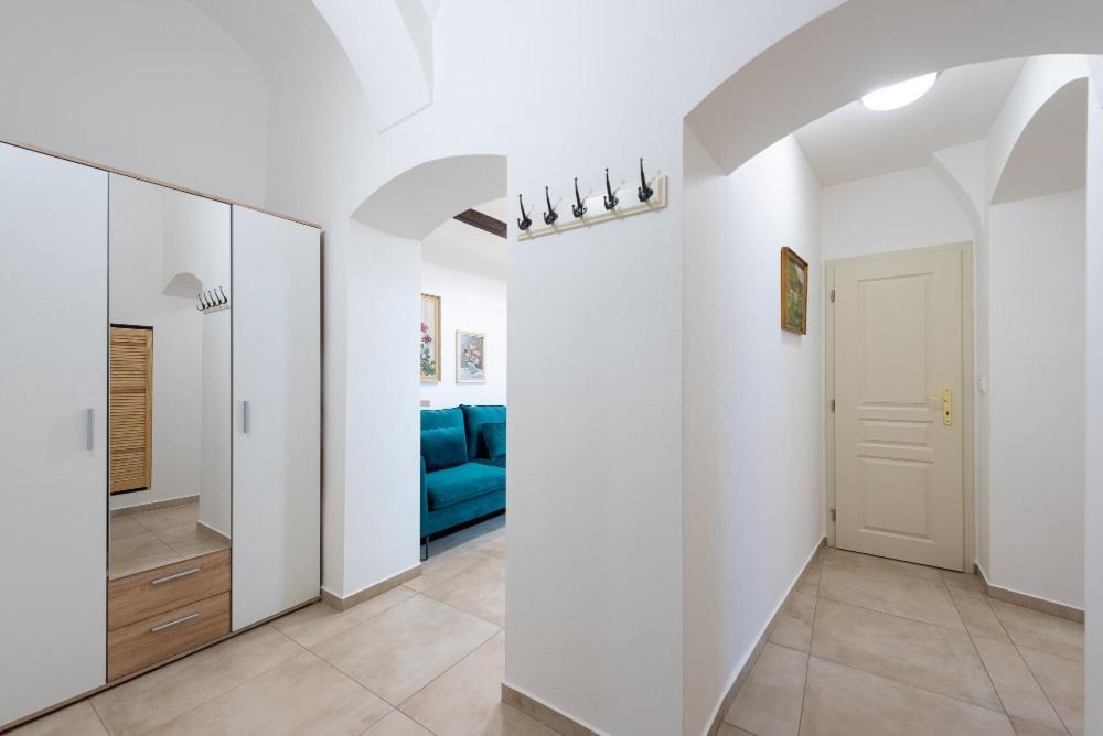 Rose Apartments / Romantic & Cozy / City Center Прага Екстериор снимка