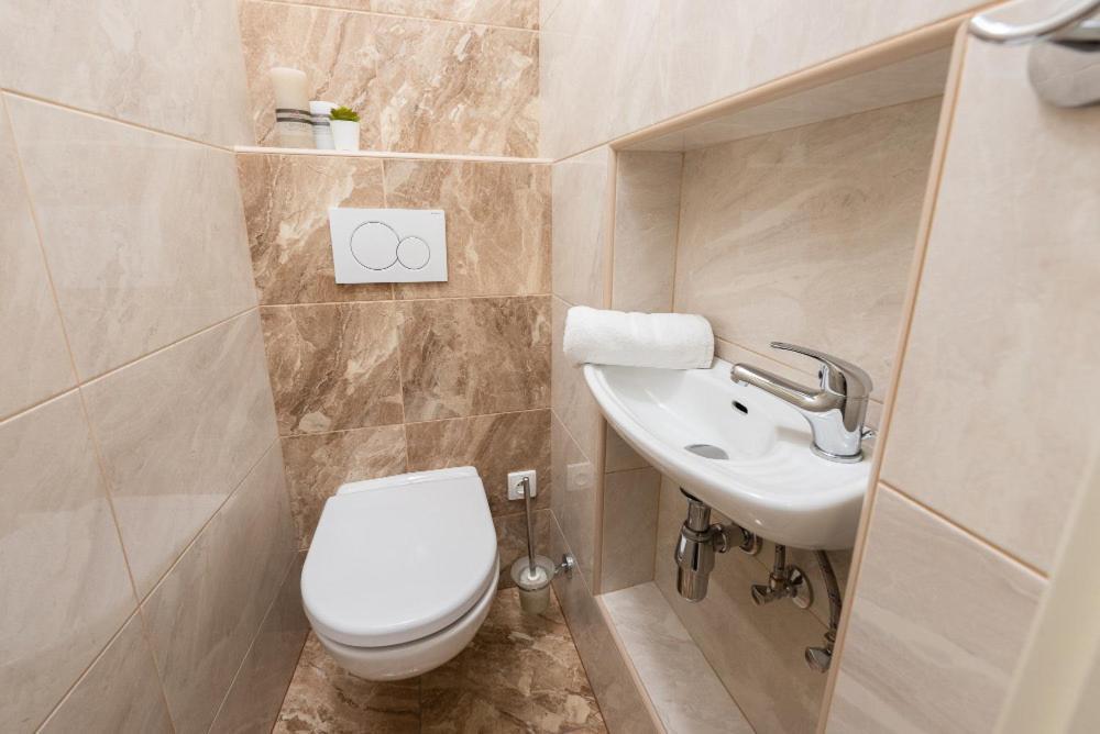 Rose Apartments / Romantic & Cozy / City Center Прага Екстериор снимка