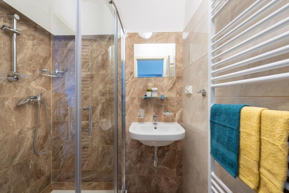 Rose Apartments / Romantic & Cozy / City Center Прага Екстериор снимка